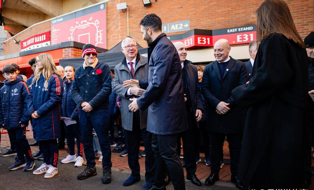 士气高昂的汉堡球员备战关注比赛结果