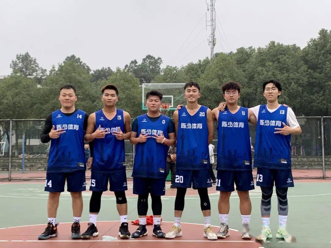 球场上的较量，技术与智慧同彰的简单介绍