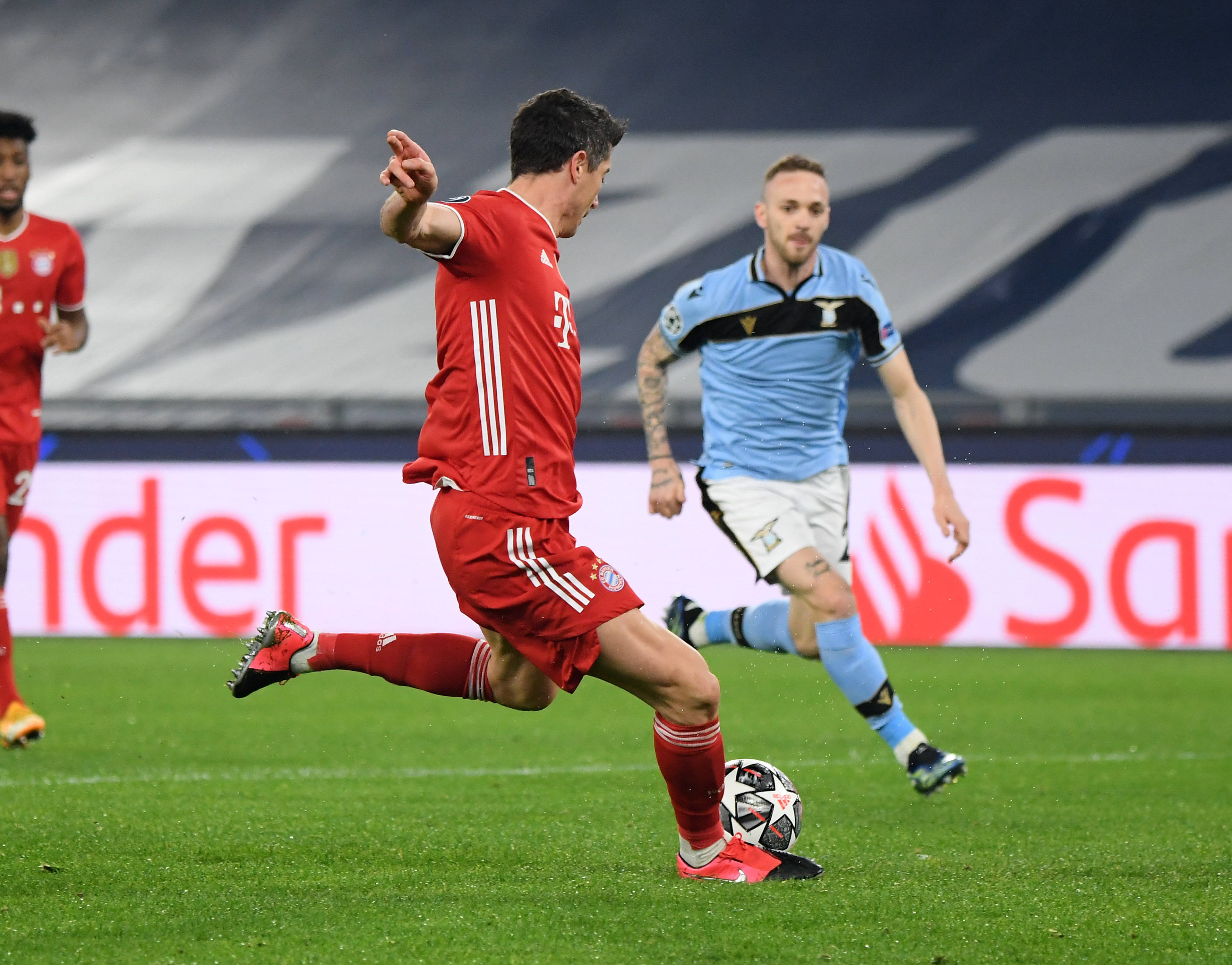 拜仁慕尼黑再获胜利,牢牢把握榜首位置 拜仁慕尼黑再获胜利,牢牢把握榜首位置