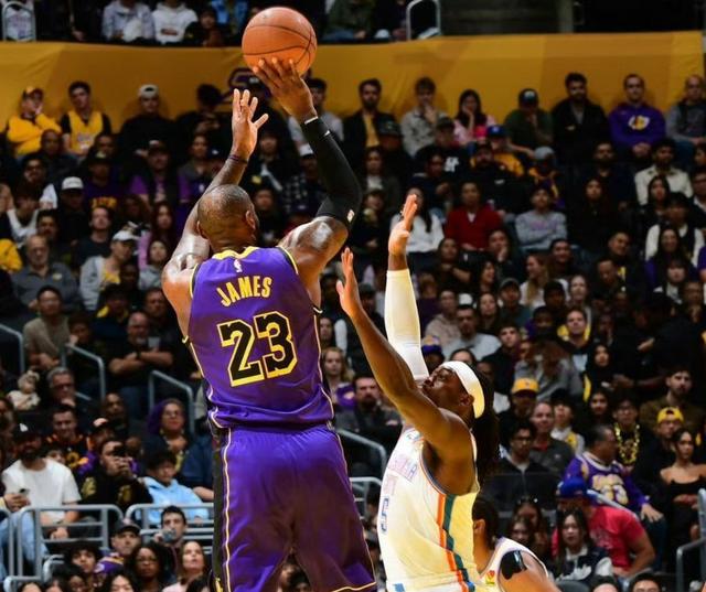 湖人主场失利:詹姆斯全力奔赴却难改局面主场告负的简单介绍 湖人主场失利:詹姆斯全力奔赴却难改局面主场告负的简单介绍