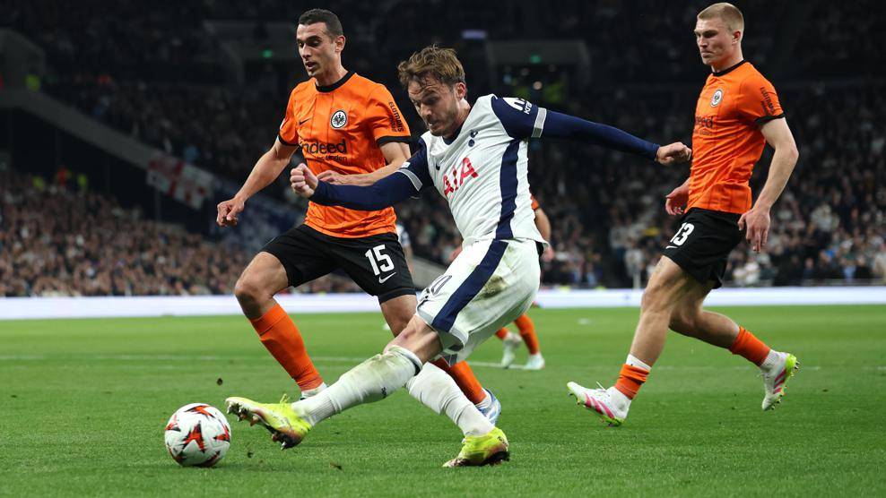 开云体育官方入口-包含法兰克福队员庆祝赢球，球场气氛热烈的词条