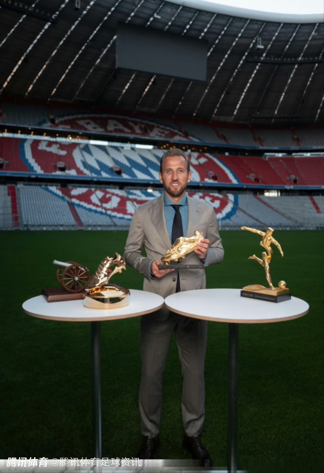 比利时队捧起奖杯,成为欧国联的新冠军 比利时队捧起奖杯,成为欧国联的新冠军