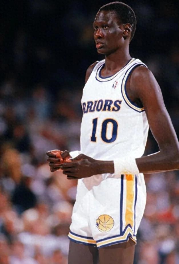 非洲篮球明星表现出色,成为场上亮点 非洲篮球明星表现出色,成为场上亮点