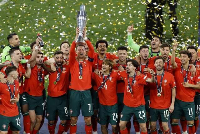 双方球队在激烈的角逐中寻求胜利 双方球队在激烈的角逐中寻求胜利