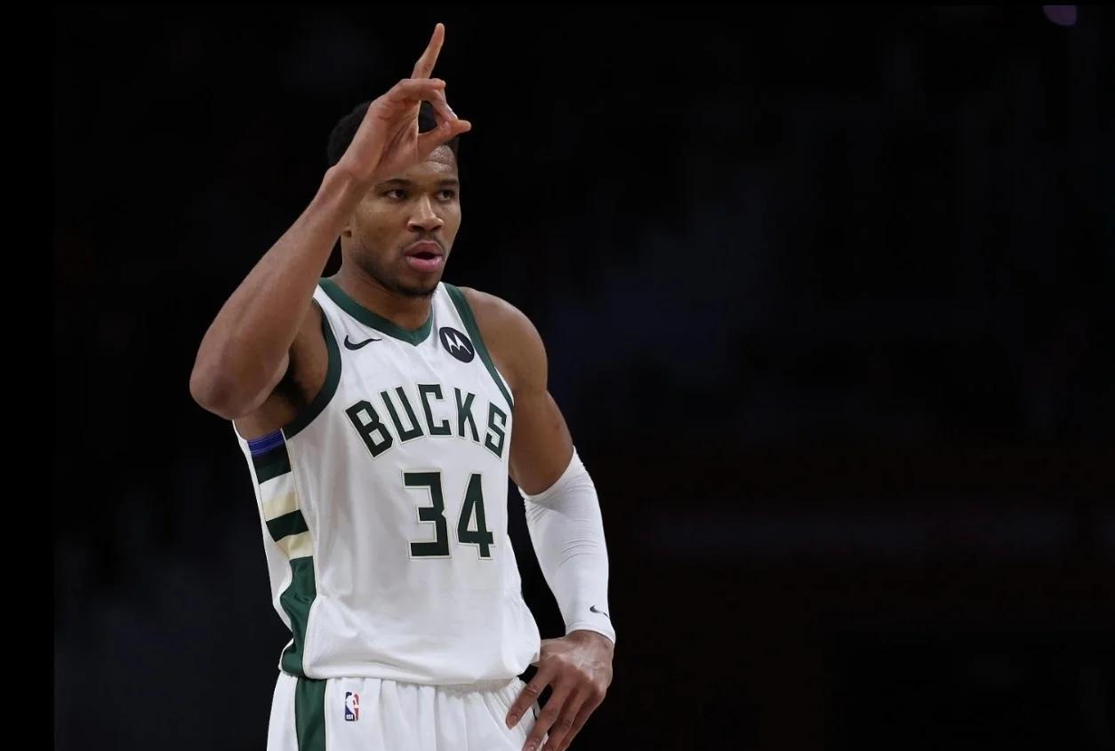 雄鹿击败步行者,字母哥表现抢眼 雄鹿击败步行者,字母哥表现抢眼