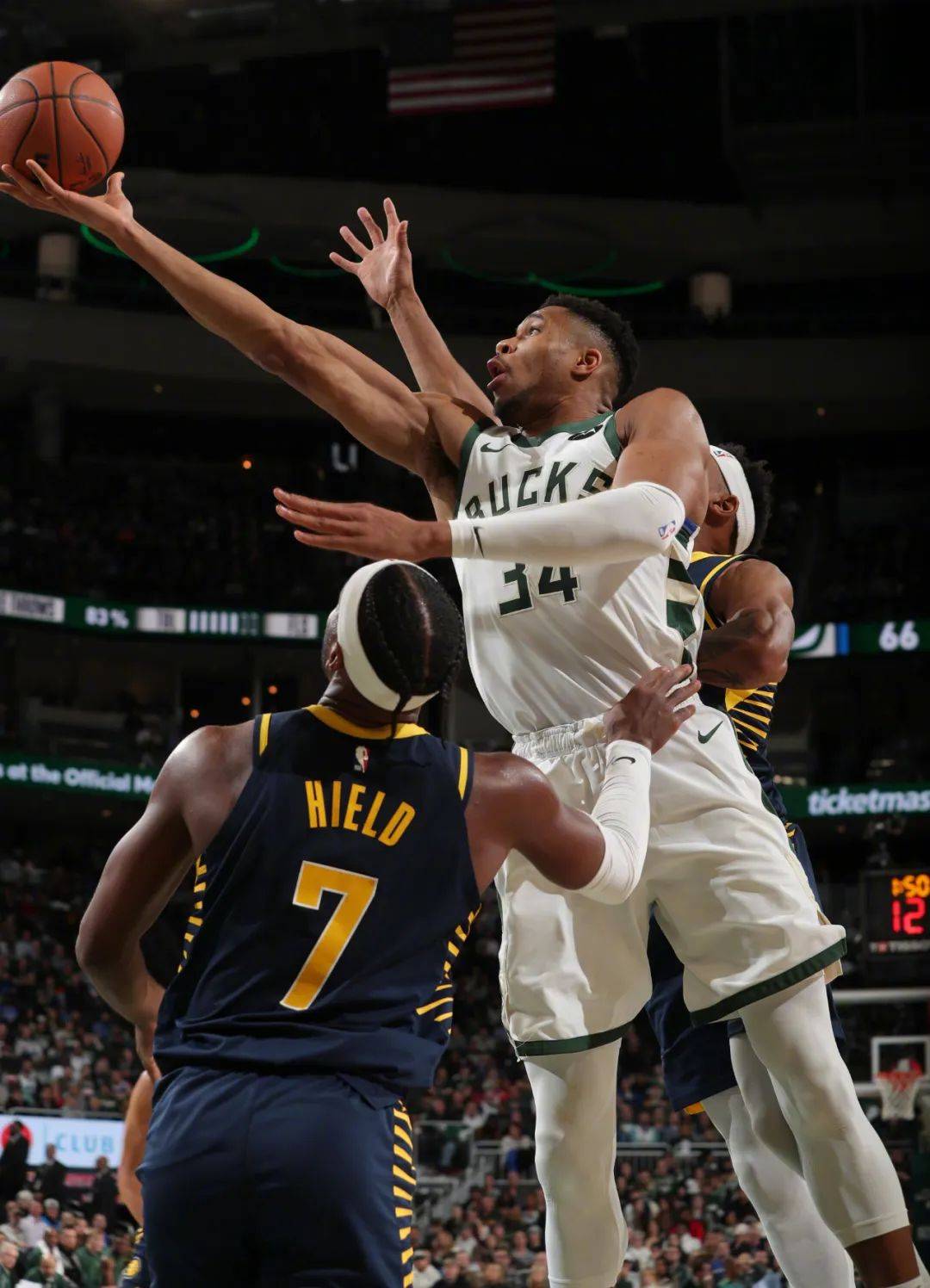 雄鹿击败步行者,字母哥表现抢眼 雄鹿击败步行者,字母哥表现抢眼