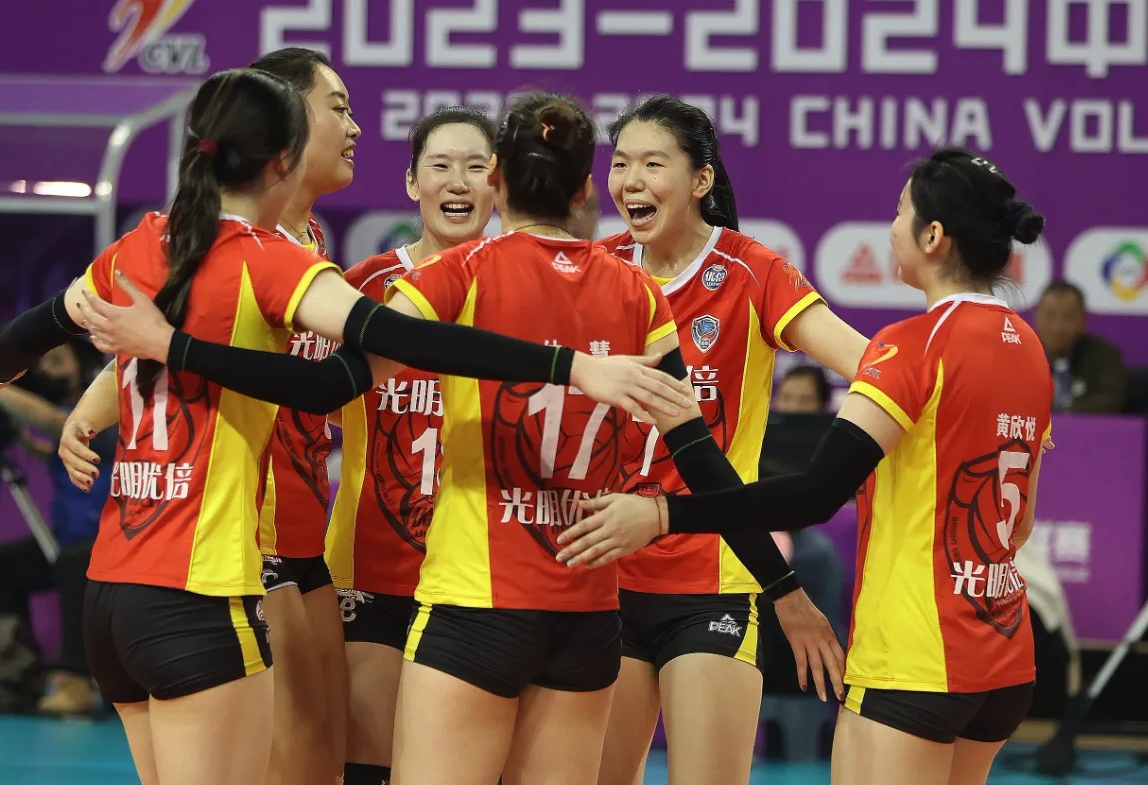 开云体育亚洲官网-球队在比赛中展现团队合作力，获得胜利