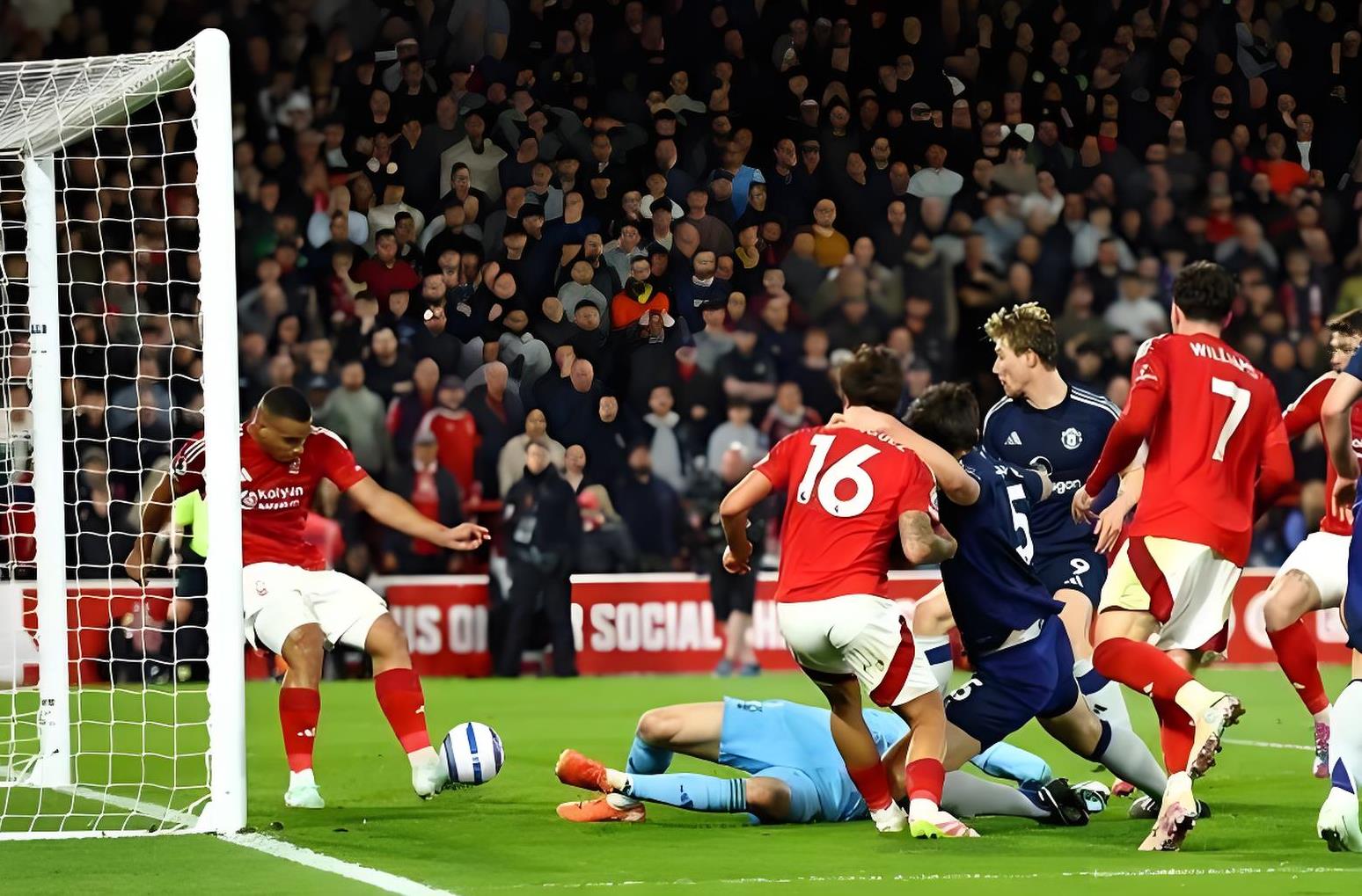 开云体育官方入口-曼联客场遭遇惨败，保级压力剧增