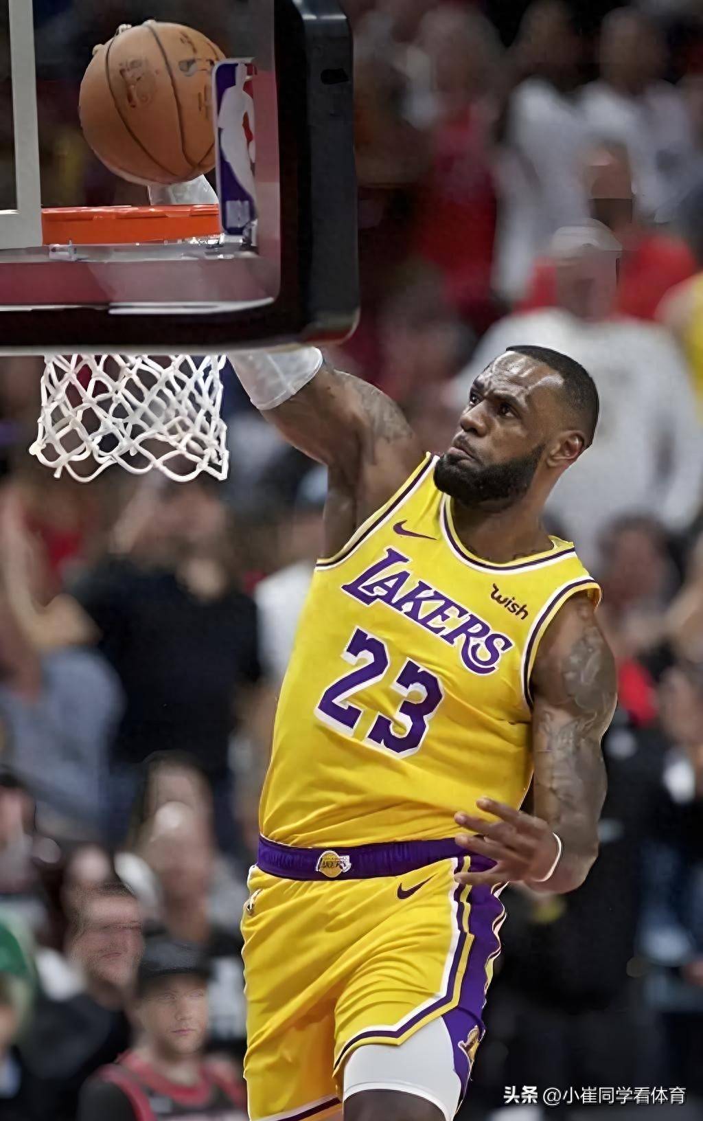 开云体育在线-詹姆斯受伤缺席季后赛，湖人队陷入困境的简单介绍